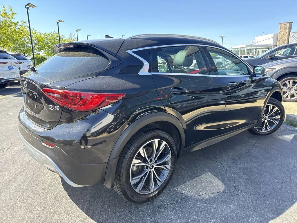 Used 2017 Black INFINITI Premium image 3