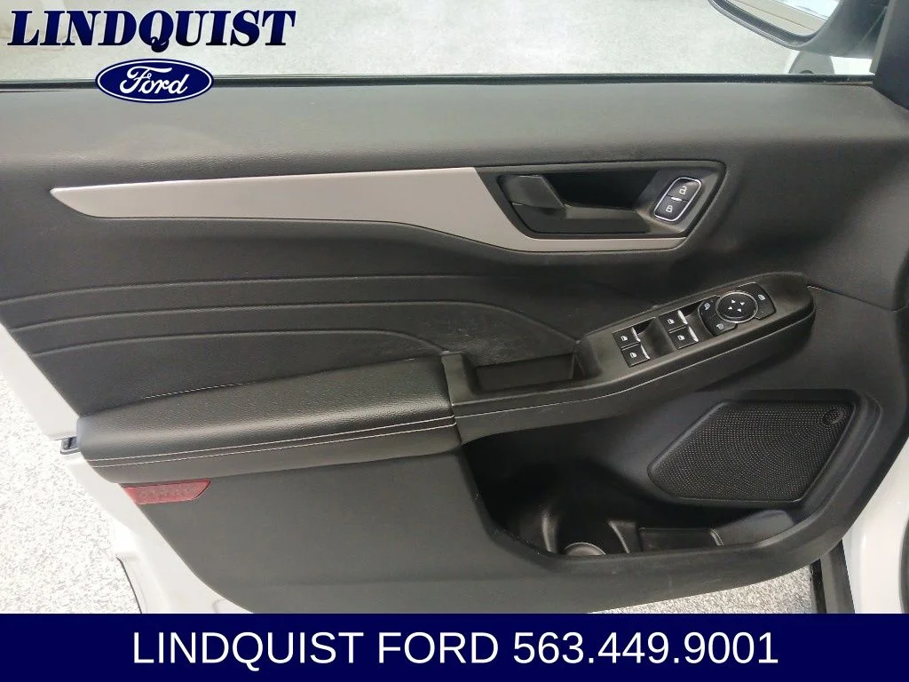 Used 2022 Oxford White Ford SE image 12