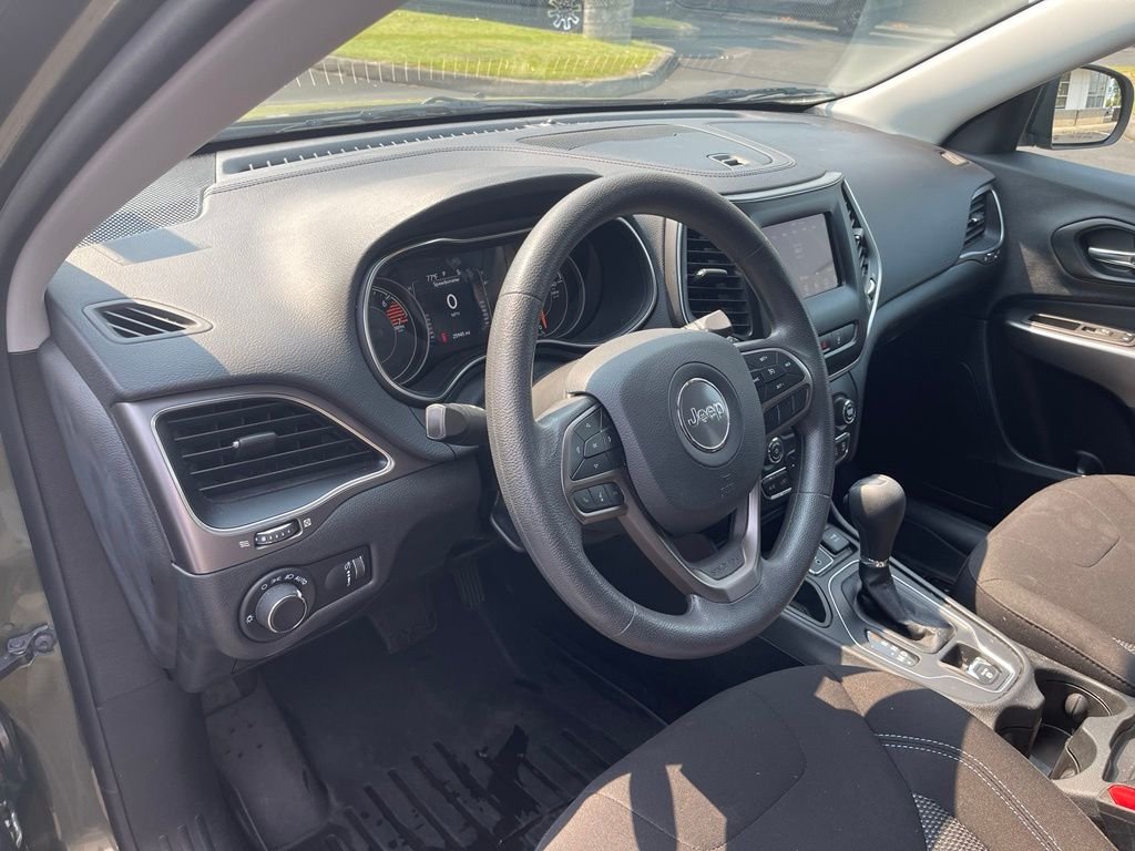 Used 2021 Green Jeep Latitude image 5