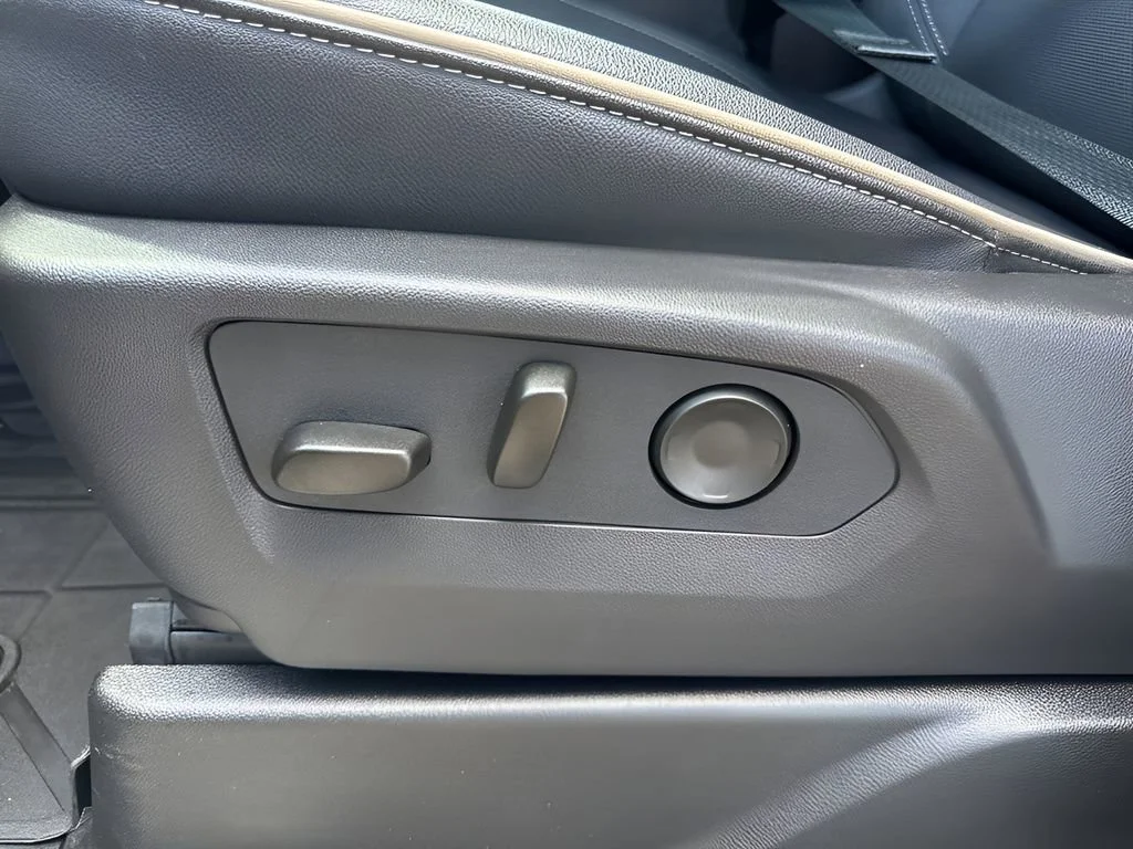 Used 2026 Polar White Tricoat Chevrolet Premier image 9