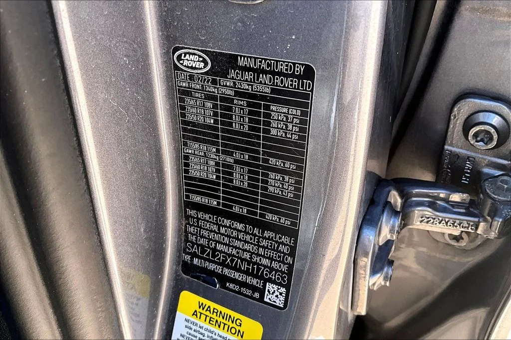 Used 2022 Gray Land Rover R-Dynamic SE image 31