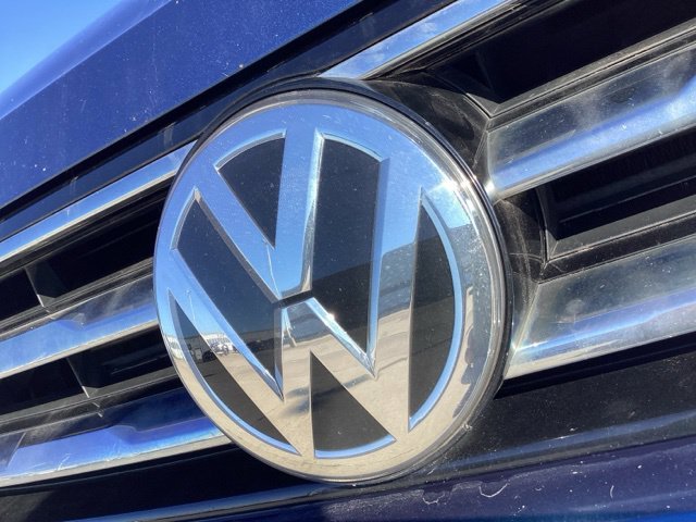 Certified Used 2019 Silk Blue Metallic Volkswagen 2.0T SE image 4