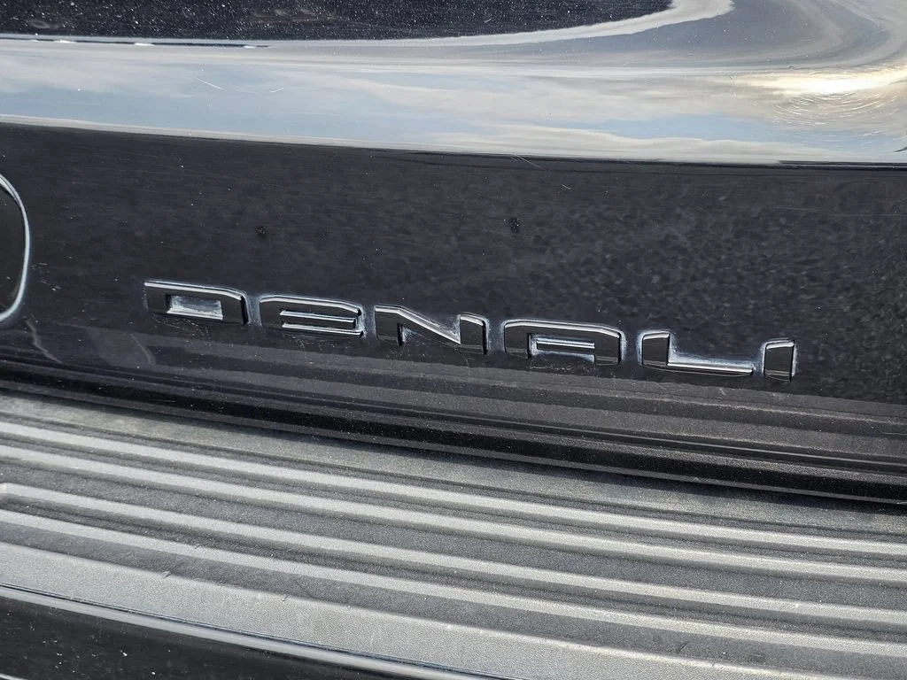 Used 2023 Onyx Black GMC Denali image 10