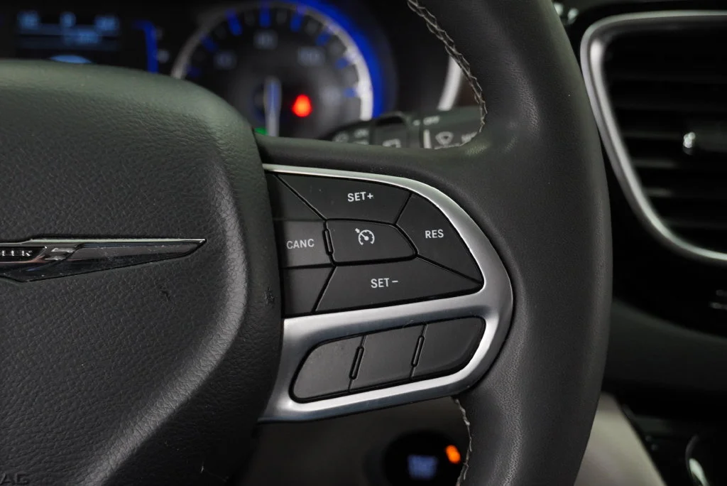 Used 2023 White Chrysler LX image 31