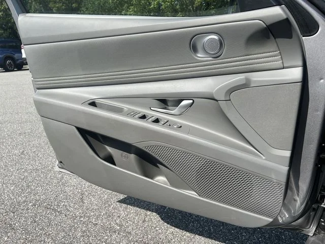 Used 2025 Silver Hyundai SEL Convenience image 33