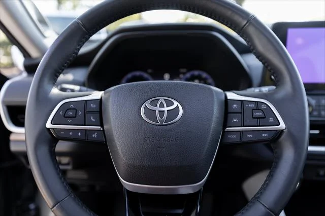 Certified Used 2025 PRECIOUS METAL Toyota  image 13