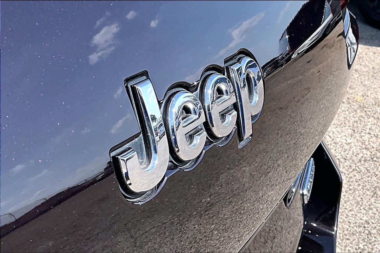 Certified Used 2023 Ember Pearlcoat Jeep Overland image 31