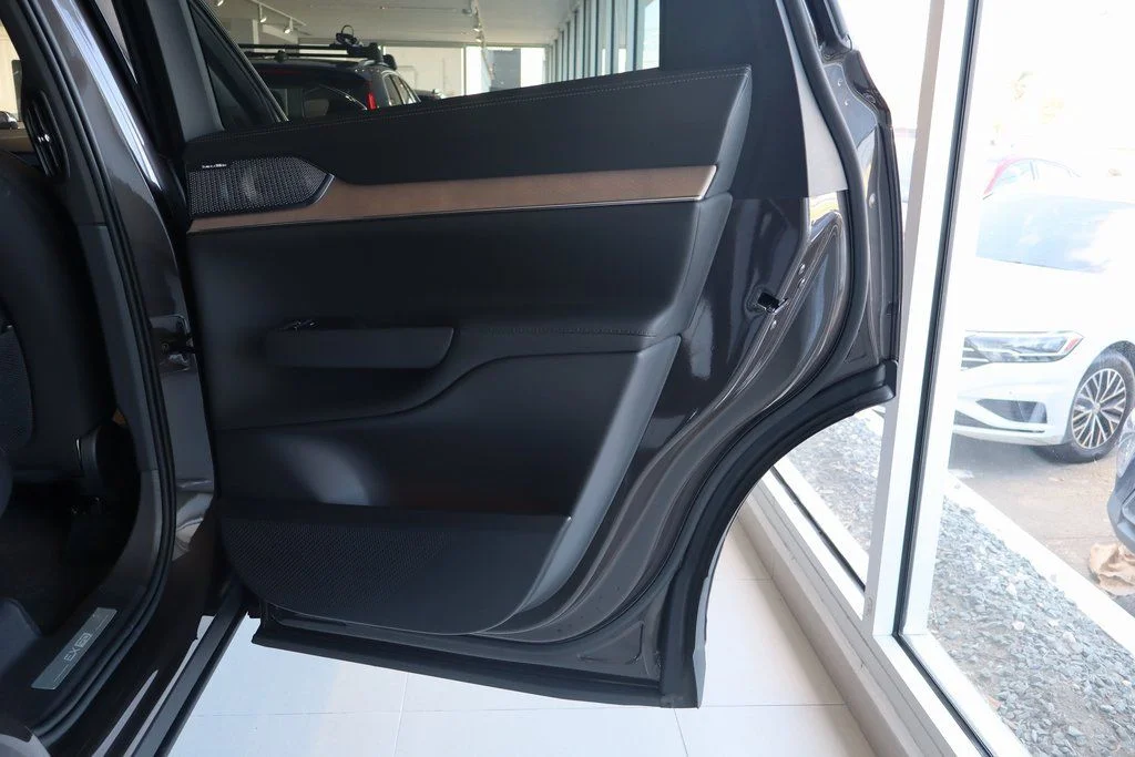 New 2025  Volvo Twin Motor Ultra image 17