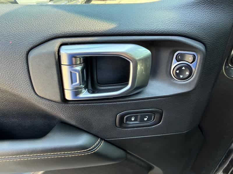 Used 2025 Granite Crystal Metallic Clearcoat Jeep Sahara image 24