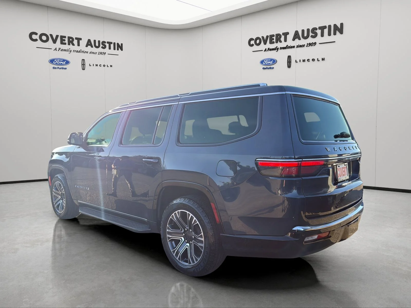 Used 2024  Jeep Series II image 3