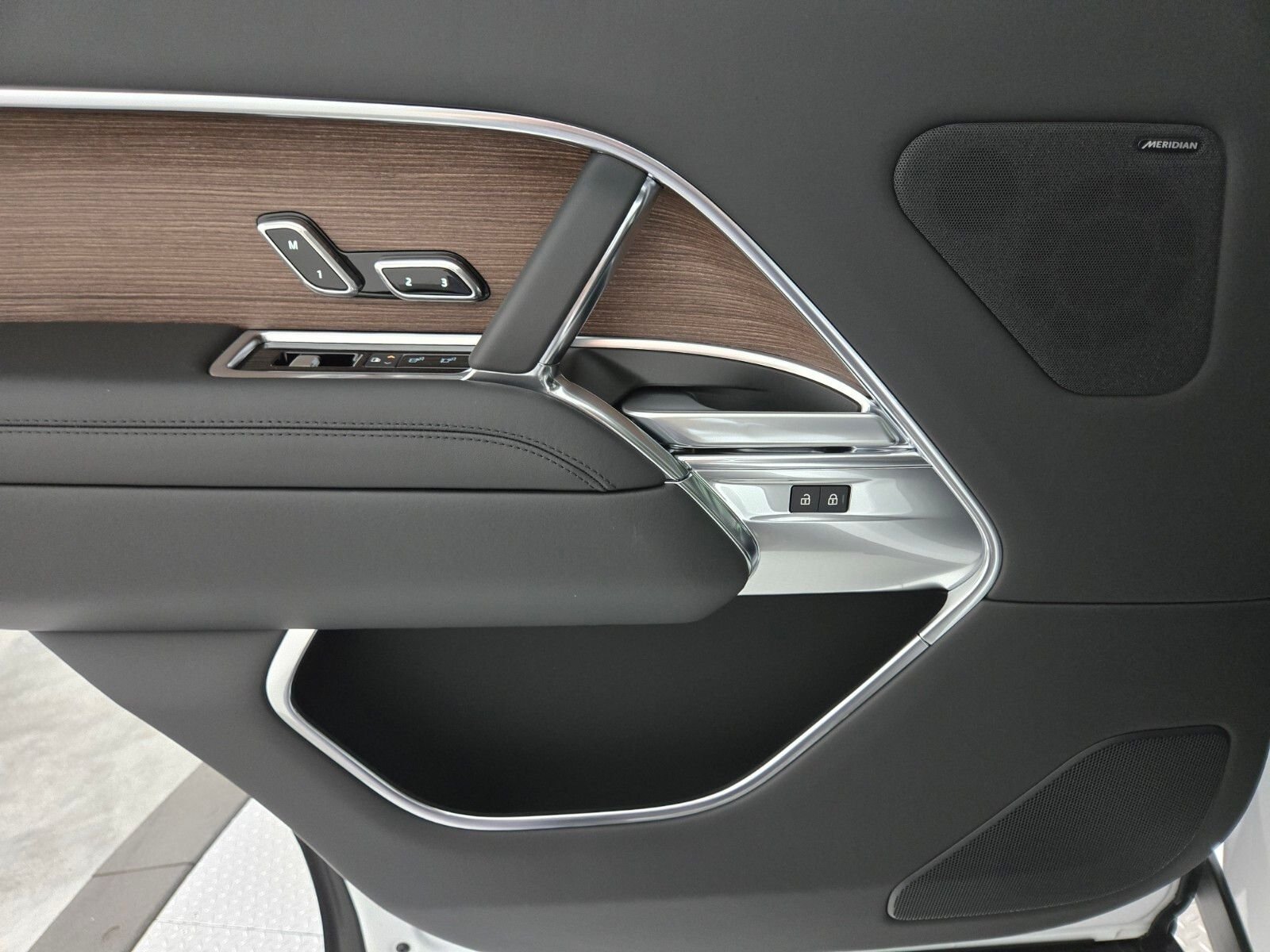 New 2026 Fuji White Land Rover SE image 21