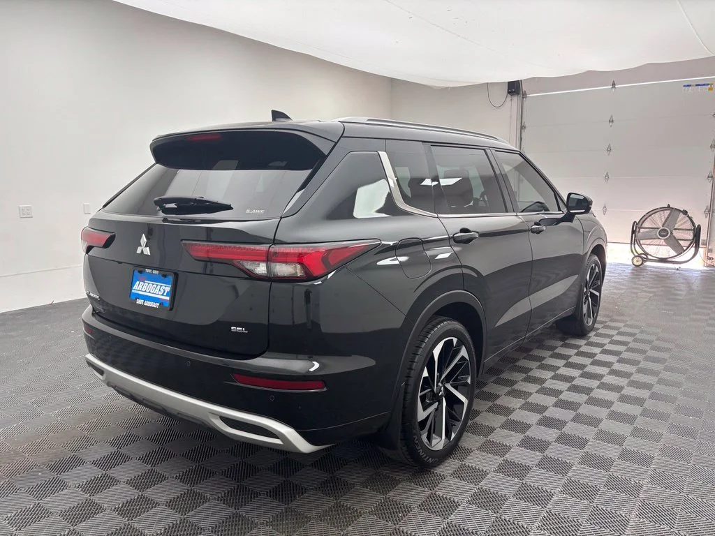 Used 2022 Black Mitsubishi SEL image 8