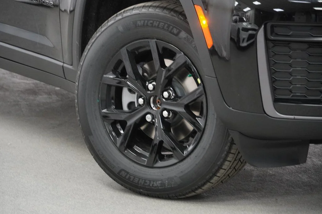 New 2026 Diamond Black Crystal Pearl-Coat Exterior Paint Jeep Altitude image 4