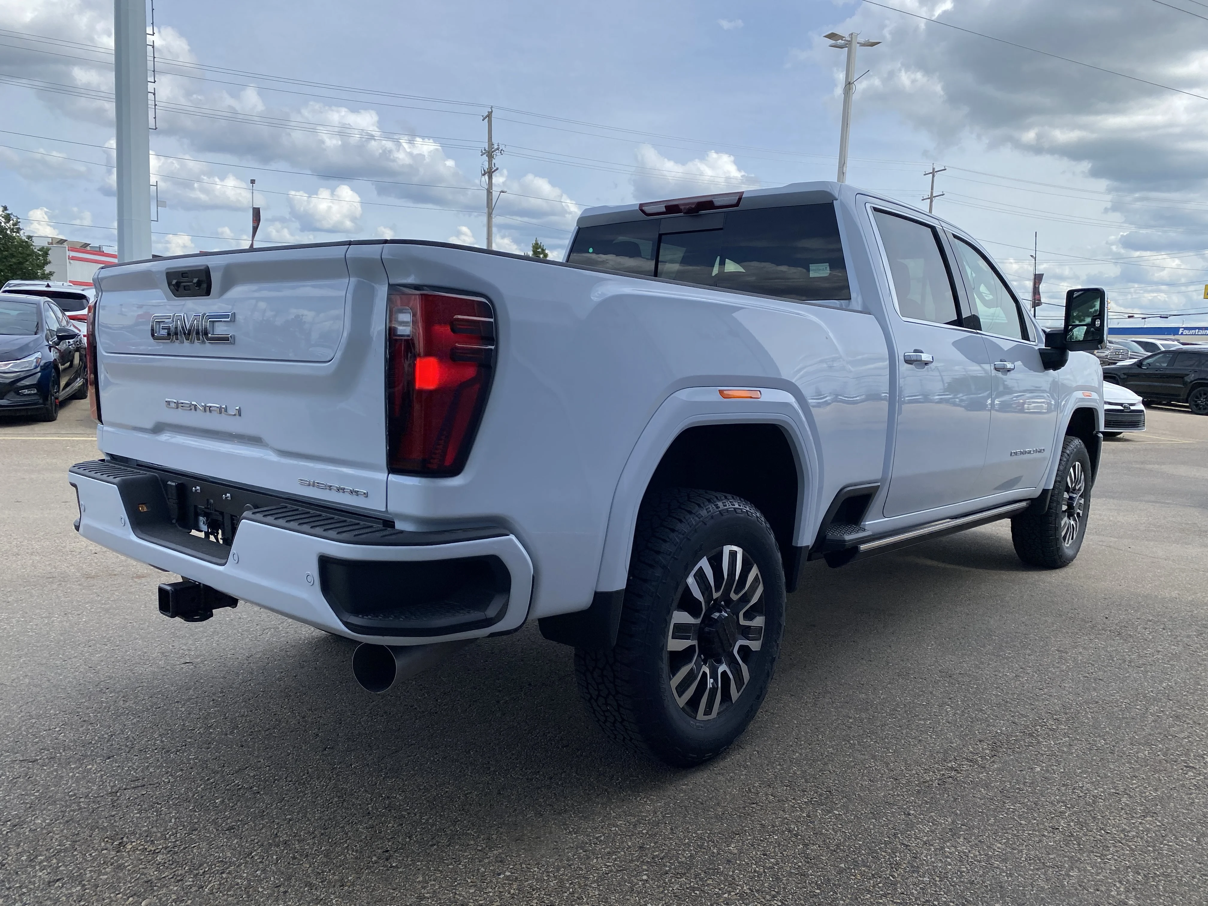 New 2026 GLACIER WHITE TRICOAT GMC Denali Ultimate image 7