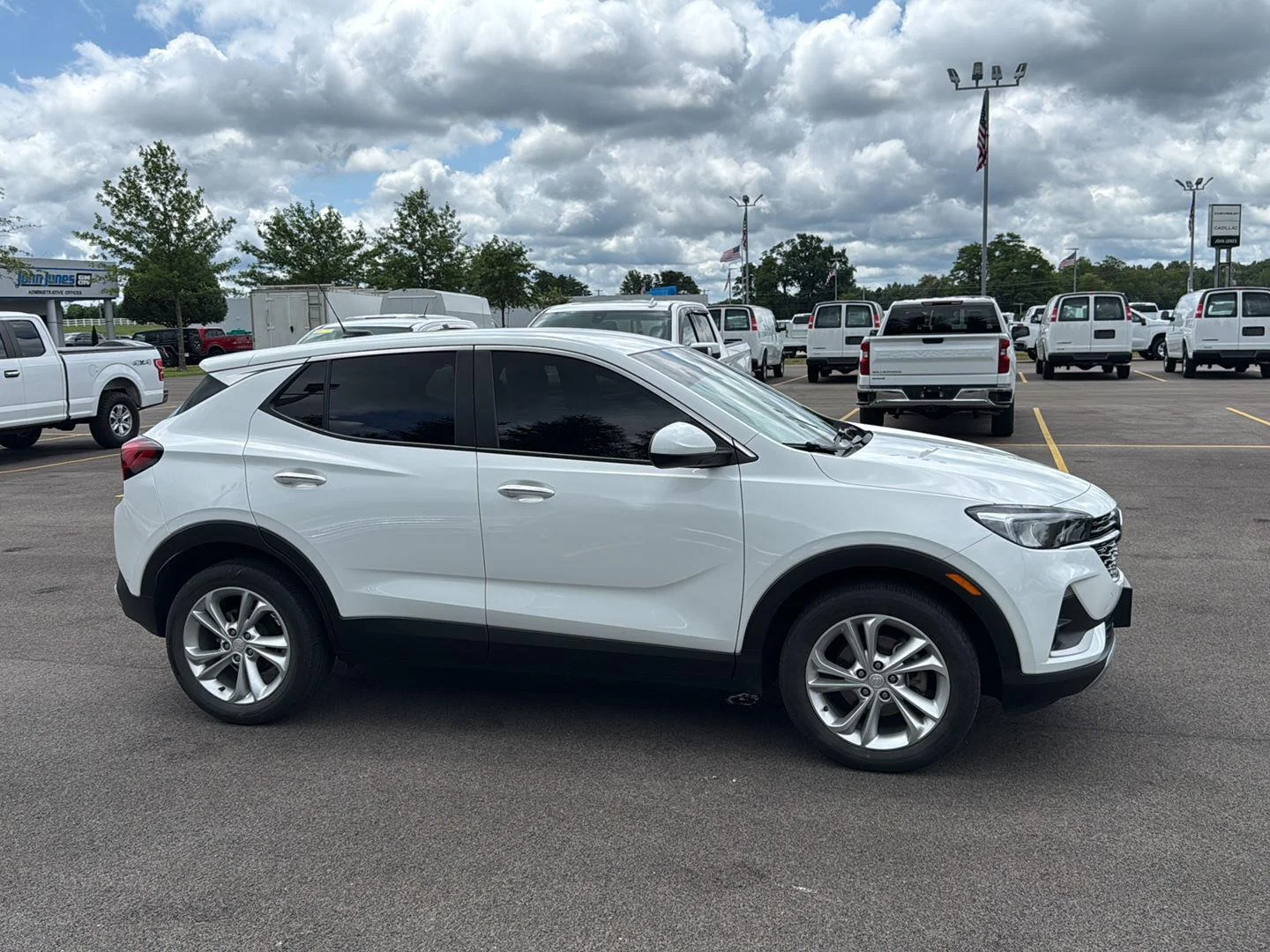 Used 2023 Summit White Buick Preferred image 5