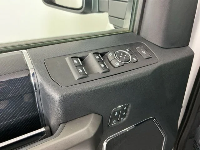 Used 2022  Ford Platinum image 18