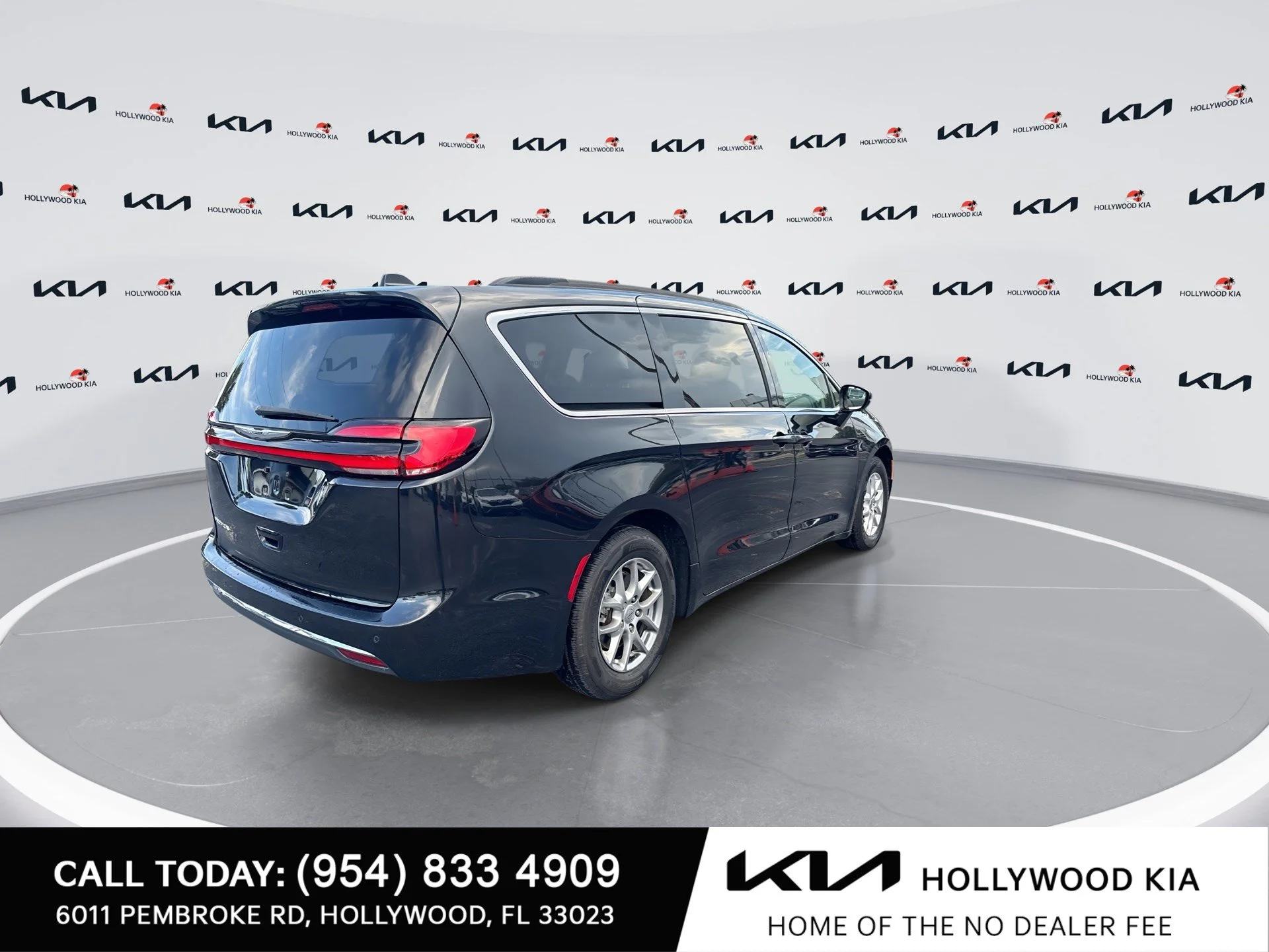 Used 2021 Brilliant Black Crystal Pearlcoat Chrysler Touring image 8