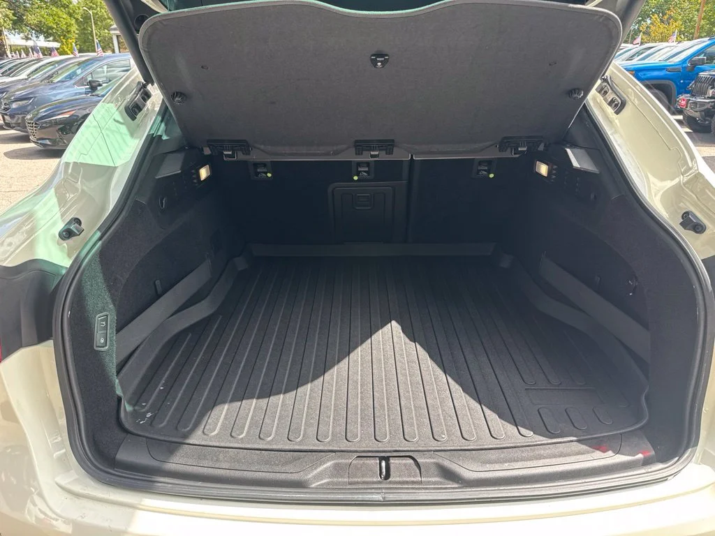 Used 2019 White Maserati Base image 26