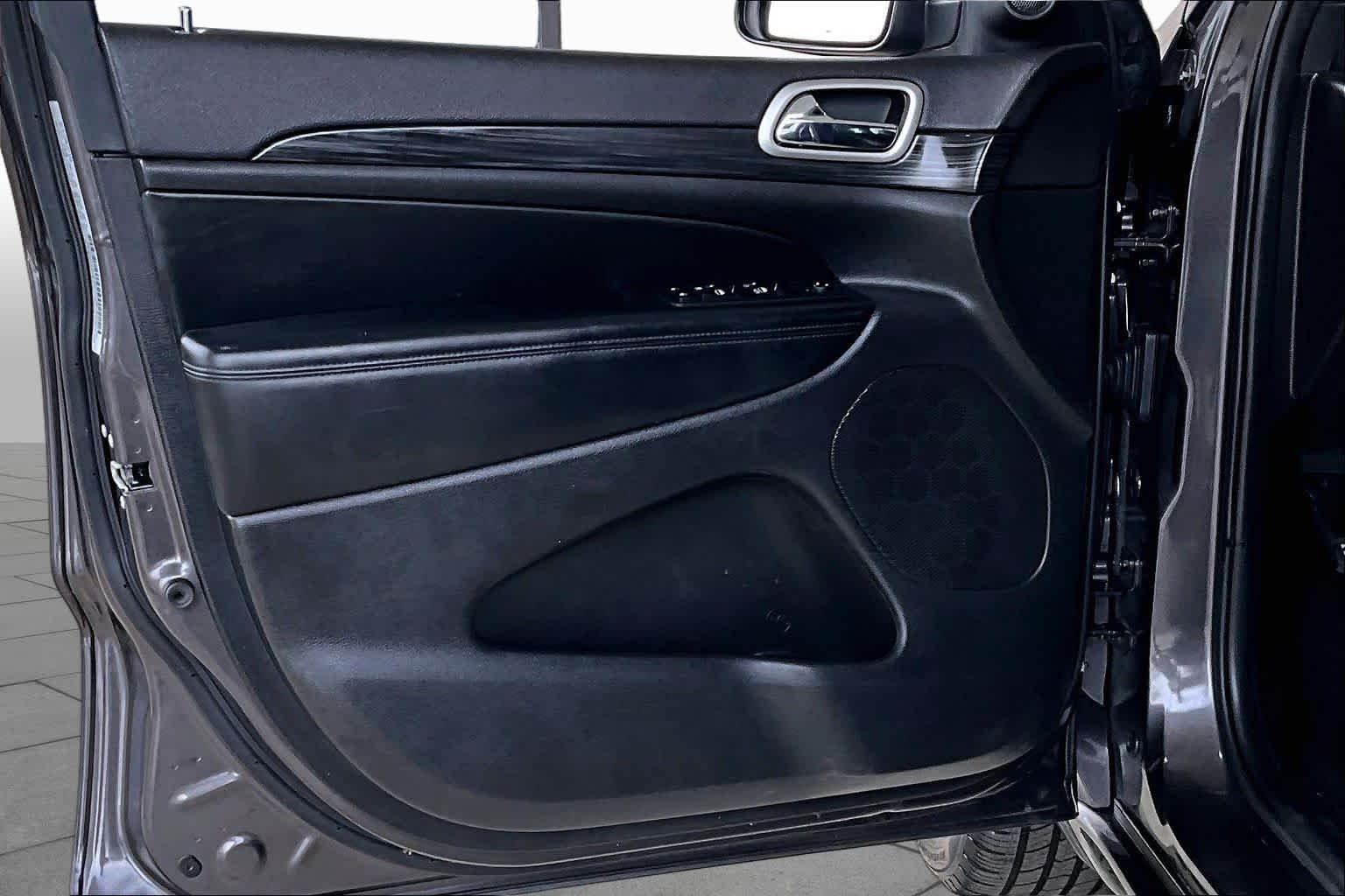 Used 2020 Granite Crystal Metallic Clearcoat Jeep Altitude image 21