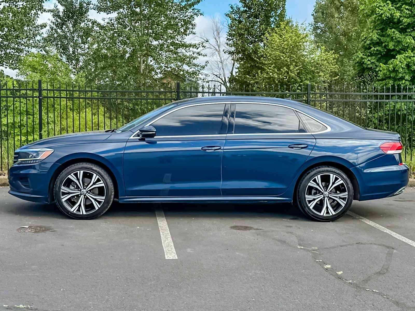 Used 2022  Volkswagen 2.0T SE image 8