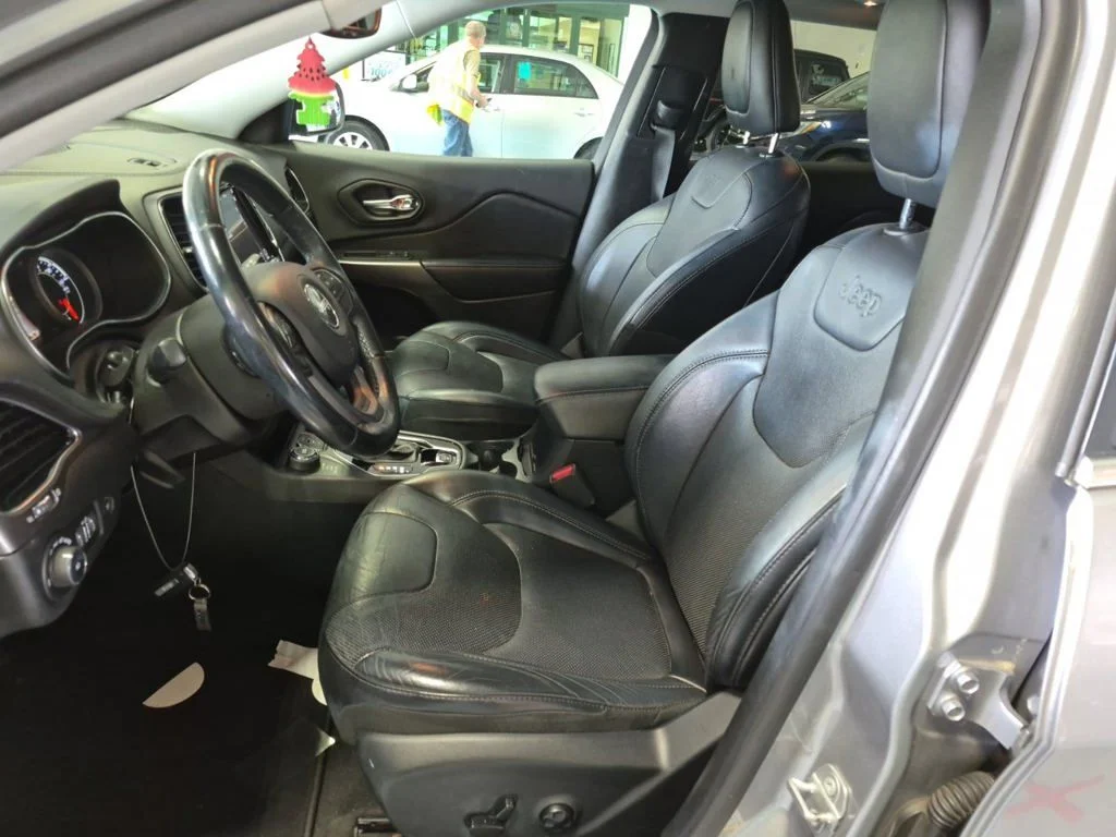 Used 2019 Silver Jeep Limited image 8