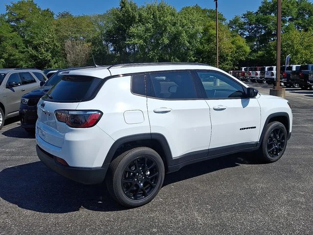 New 2025 White Jeep Latitude image 7