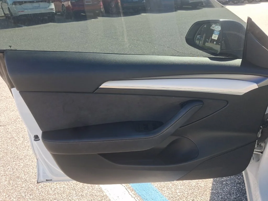 Used 2023  Tesla Base image 21