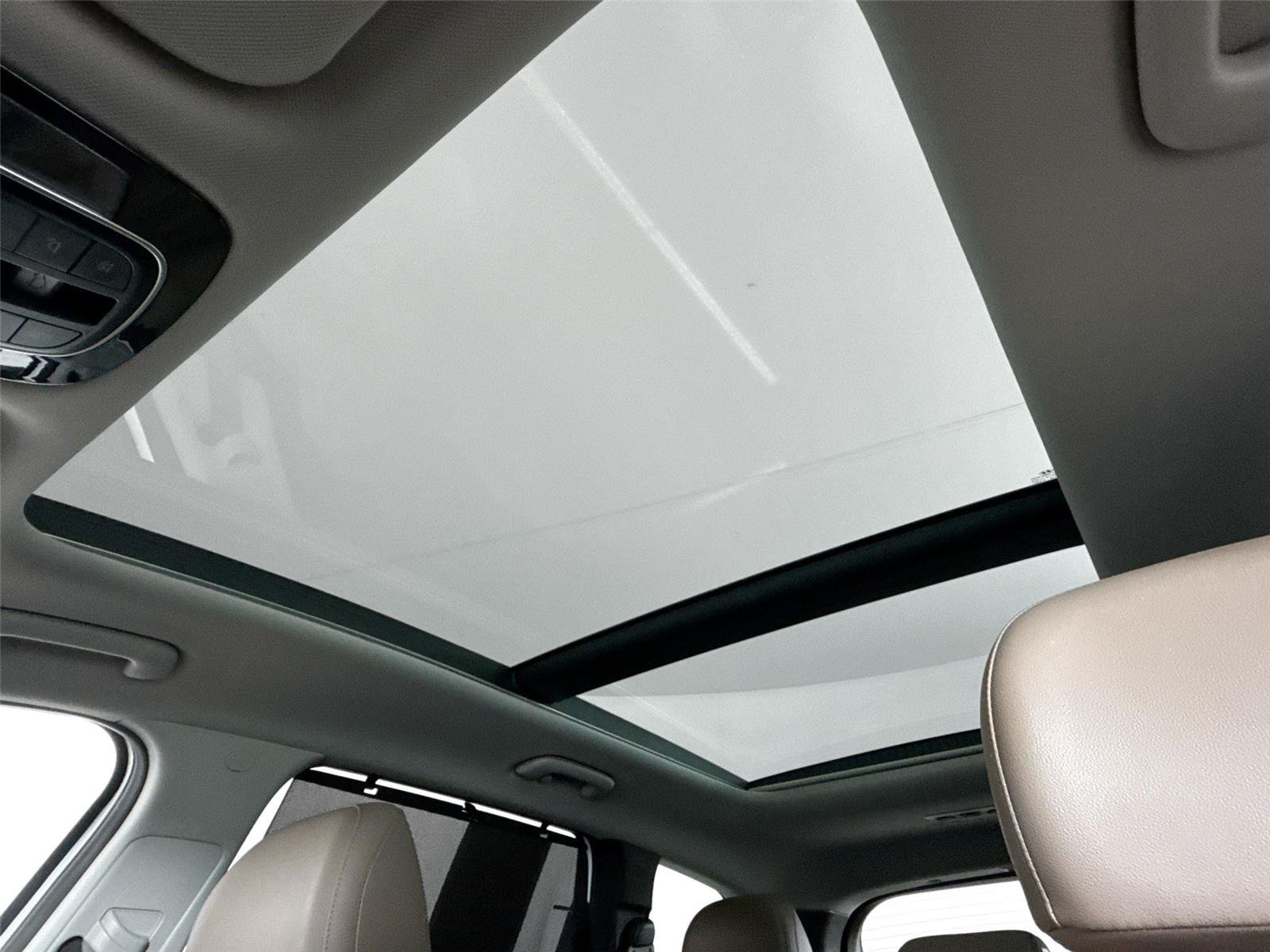 Used 2022 Quartz White Hyundai SEL Premium image 6
