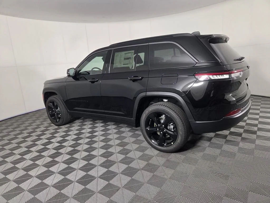 New 2026 Diamond Black Crystal Pearlcoat Jeep Limited image 7
