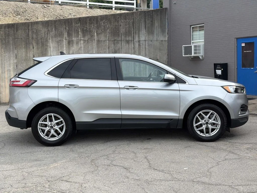 Used 2023 Silver Ford SEL image 3