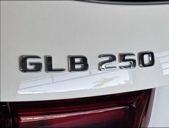 New 2026 Polar White Mercedes-Benz GLB 250 image 32