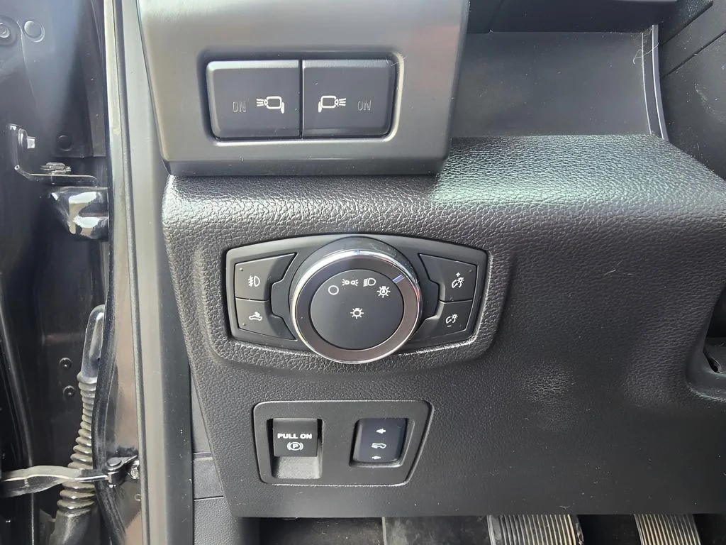 Used 2018 SHADOW BLACK Ford LARIAT image 16