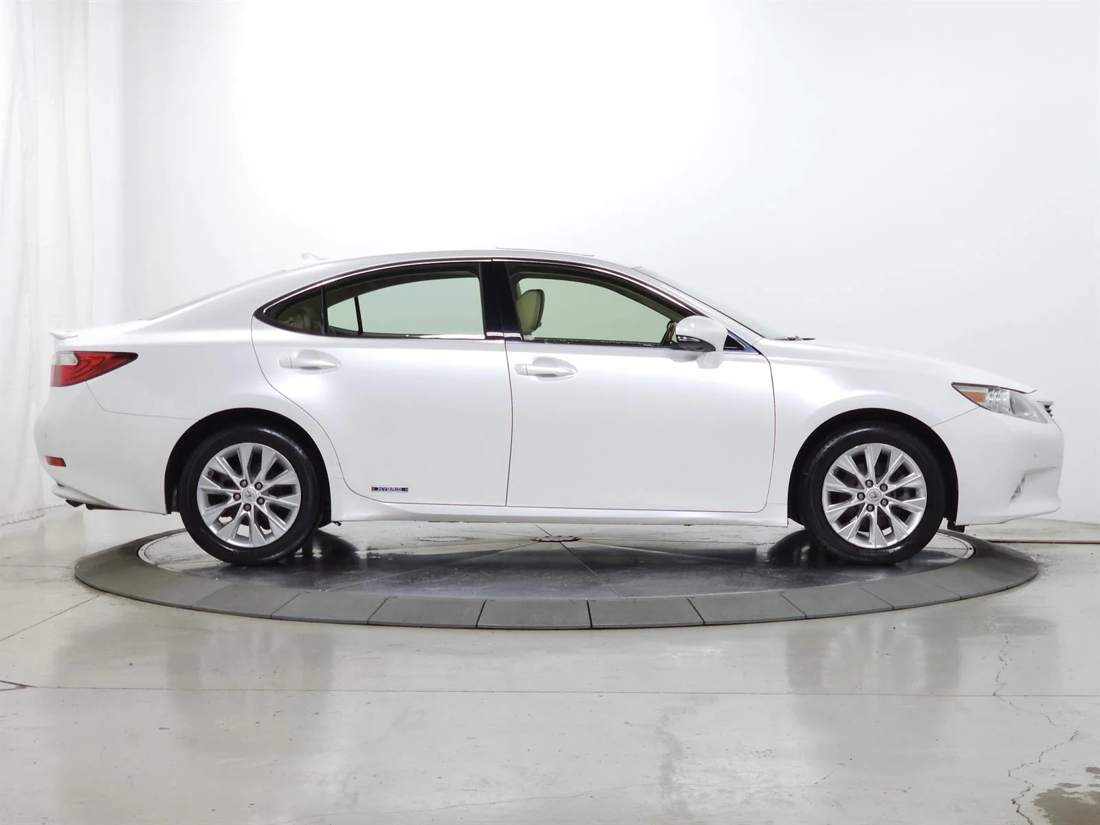 Used 2014 White Lexus  image 11