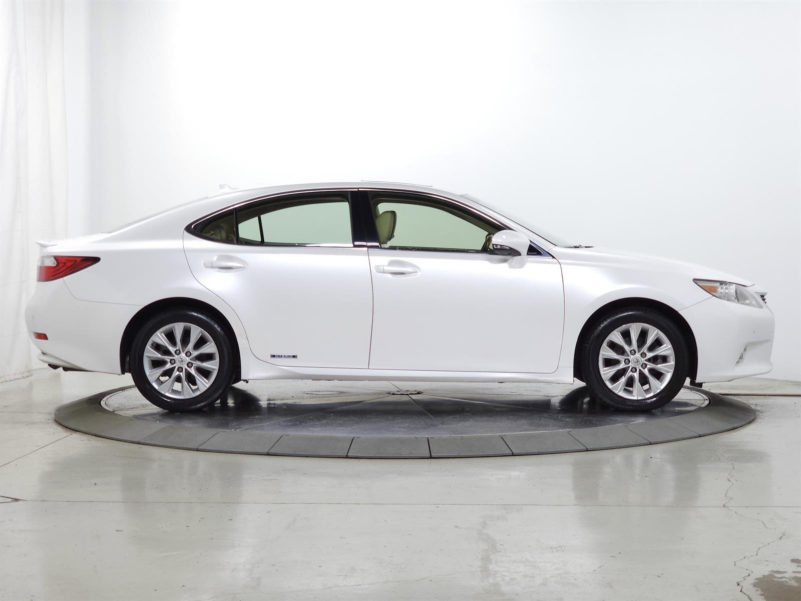 Used 2014 White Lexus  image 11