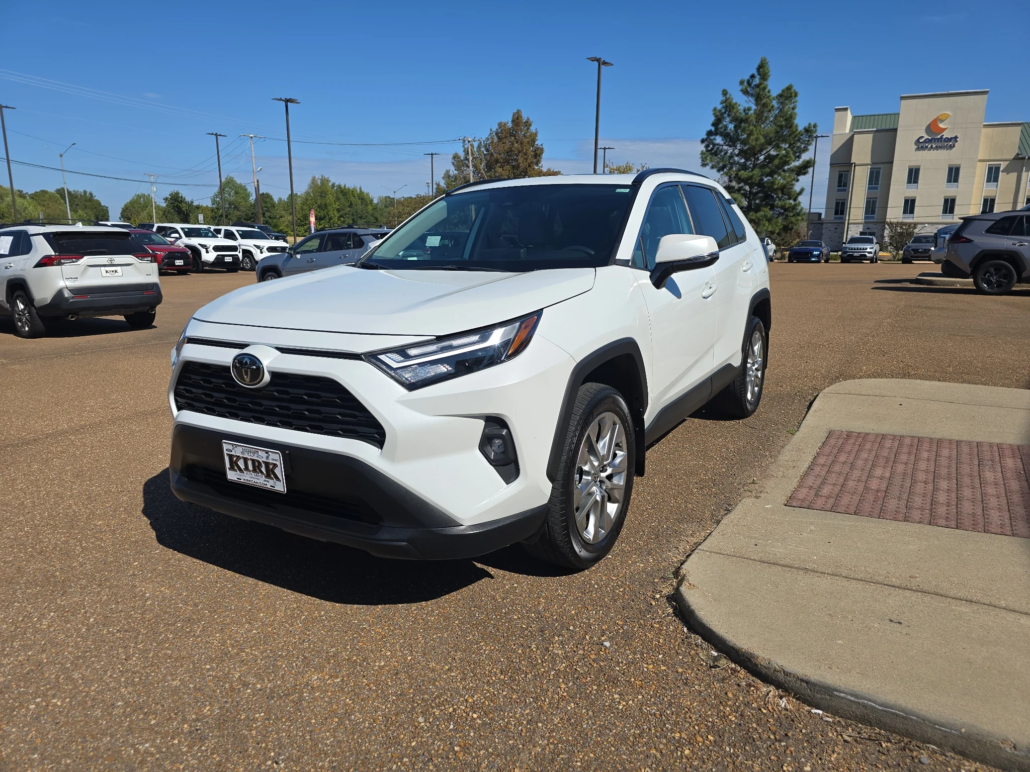 Used 2025 Wind Chill Pearl Toyota XLE Premium image 2