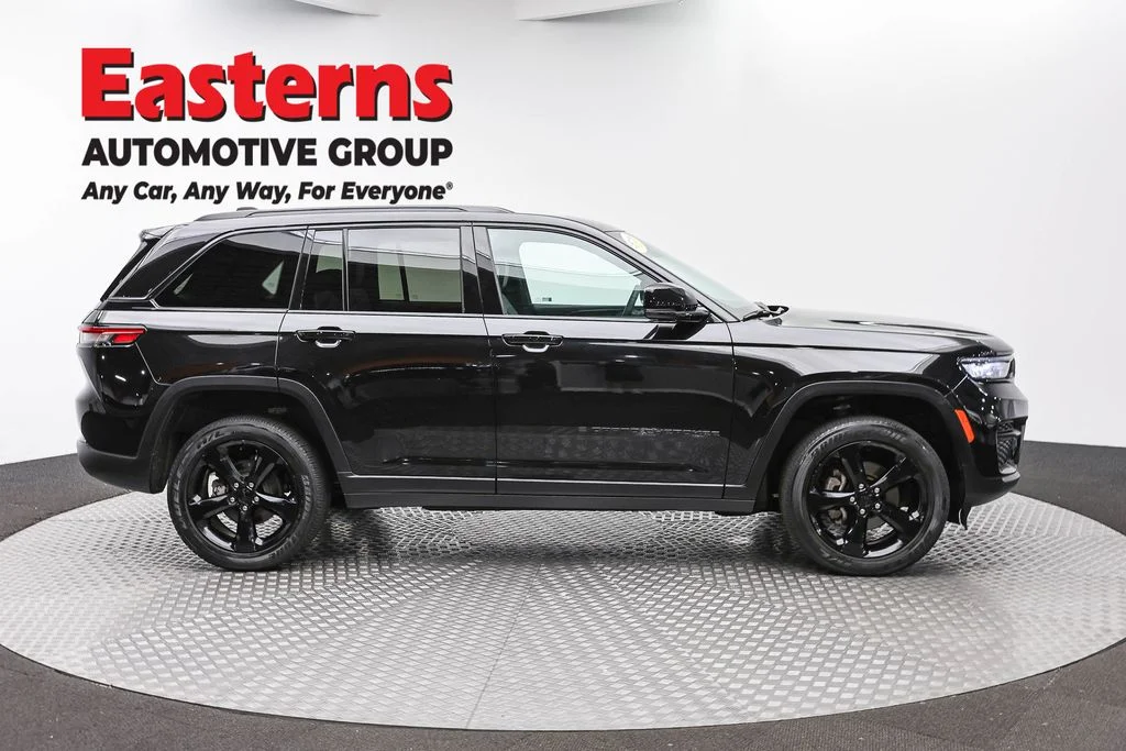 Used 2024 Black Jeep Altitude image 4