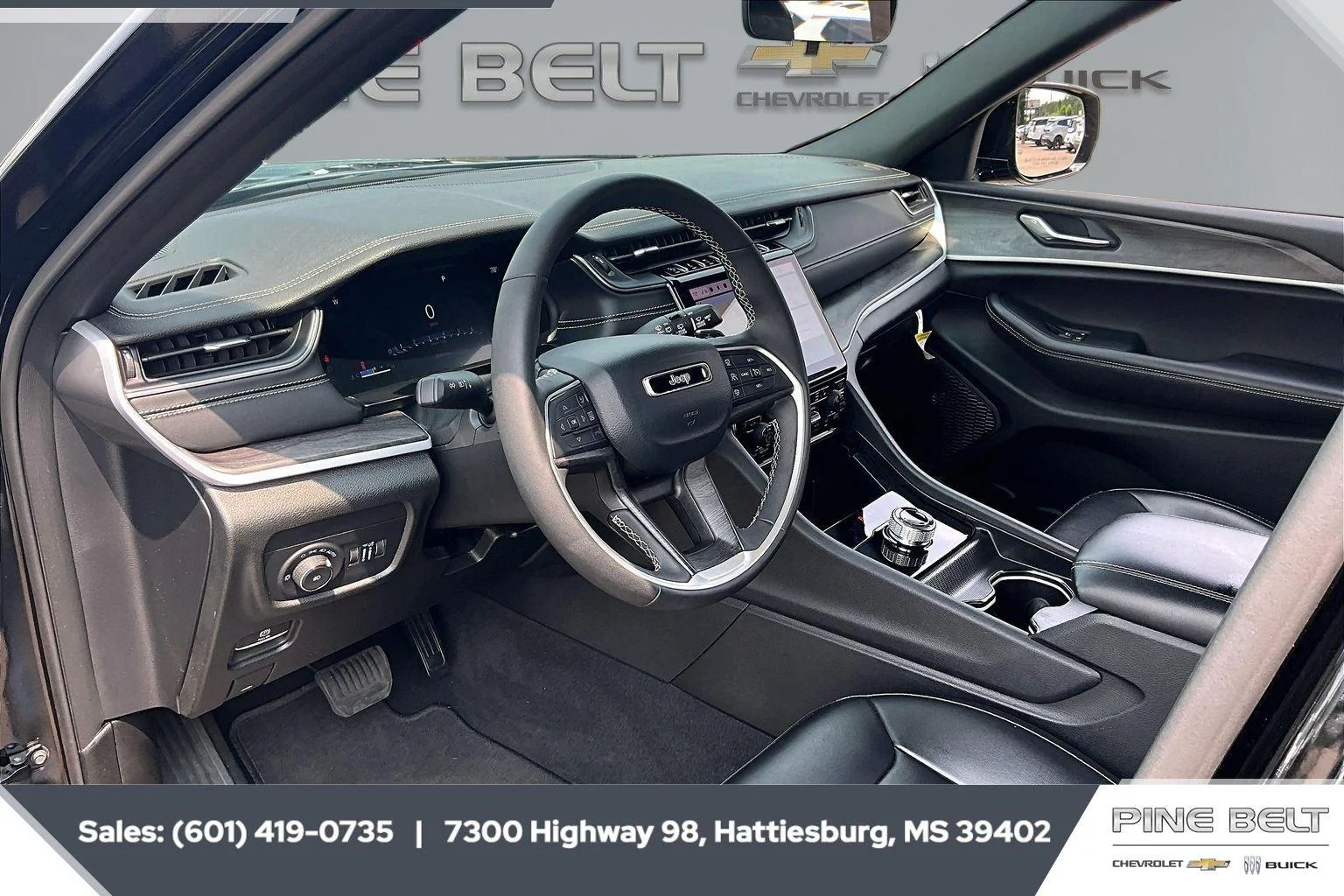 Used 2025 Diamond Black Crystal Pearlcoat Jeep Limited image 12