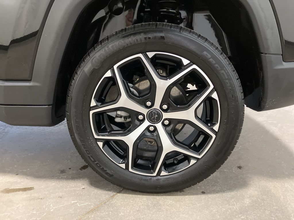 Used 2025 Diamond Black Crystal Pearlcoat Jeep Limited image 22