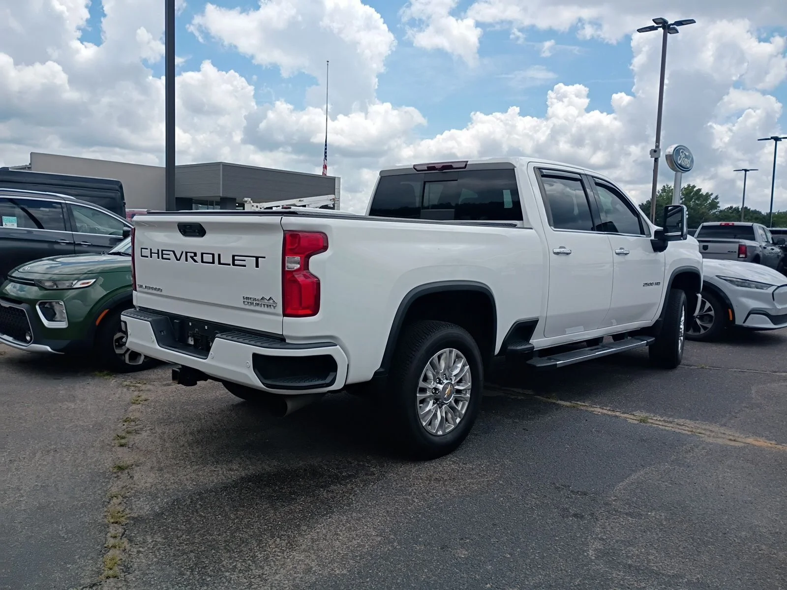 Used 2023  Chevrolet High Country image 3
