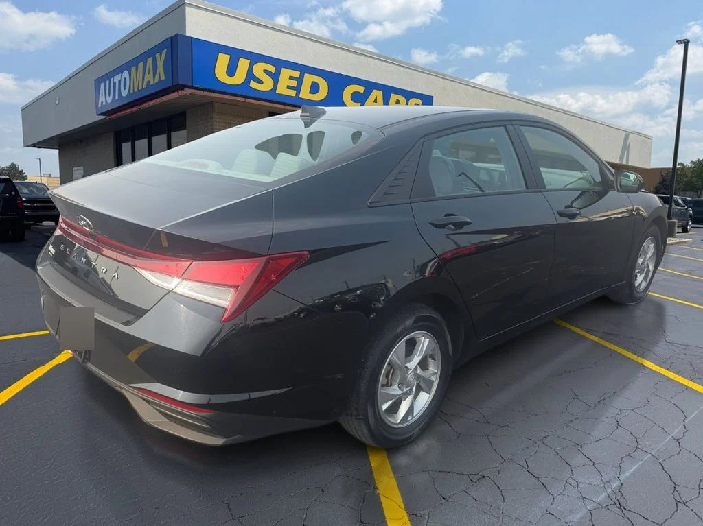 Used 2022 Phantom Black Hyundai SE image 5