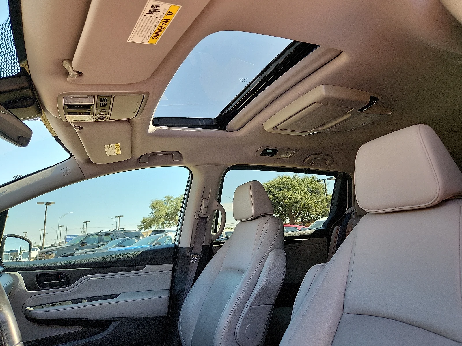 Used 2018 Lunar Silver Metallic Honda Touring image 14
