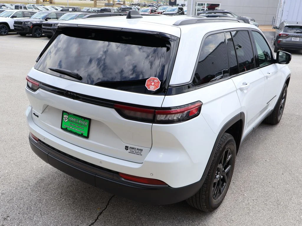 New 2026 Bright White Clear-Coat Exterior Paint Jeep Altitude image 5