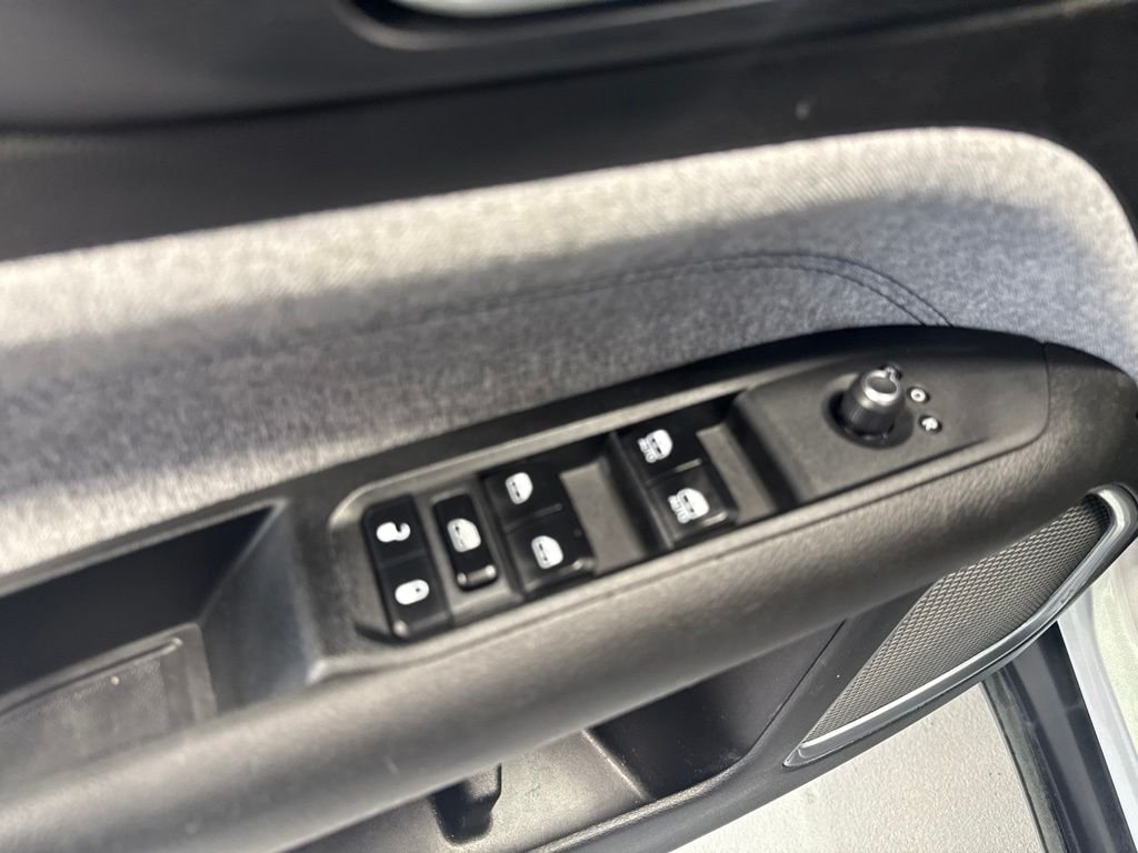 Used 2024 Silver Jeep Latitude image 13