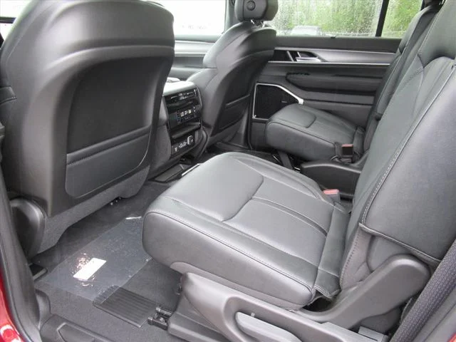 New 2026 Velvet Red Pearl-Coat Exterior Paint Jeep Limited Reserve image 36