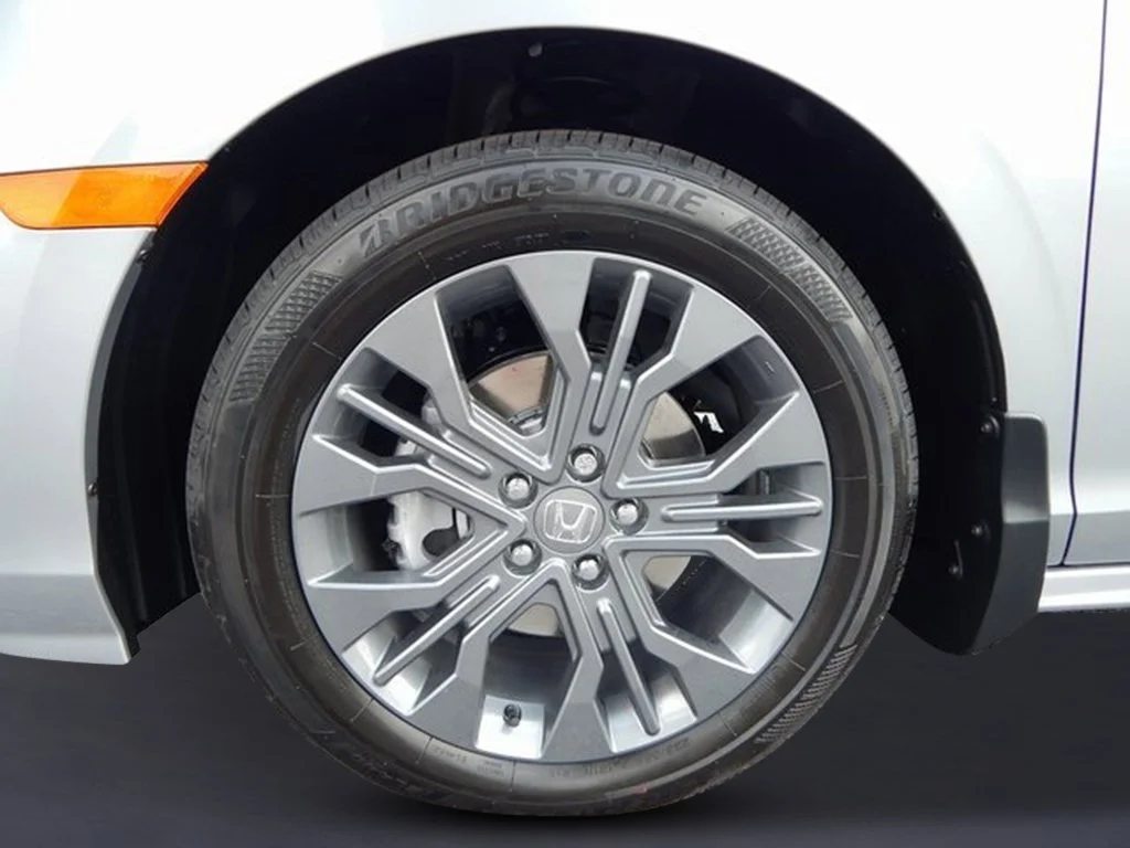 New 2027 Solar Silver Metallic Honda Touring image 9