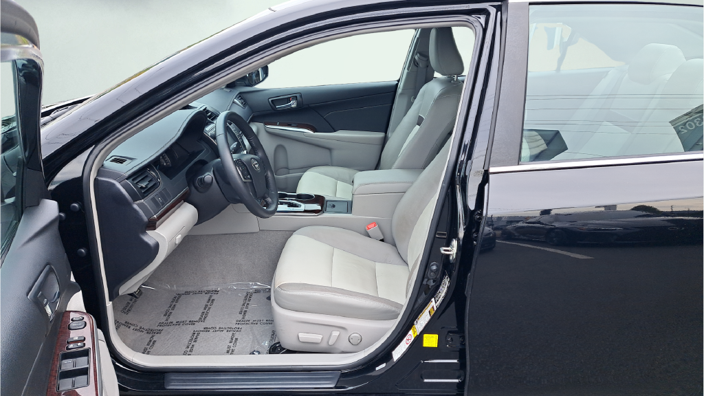 Used 2014 Black Toyota XLE image 10