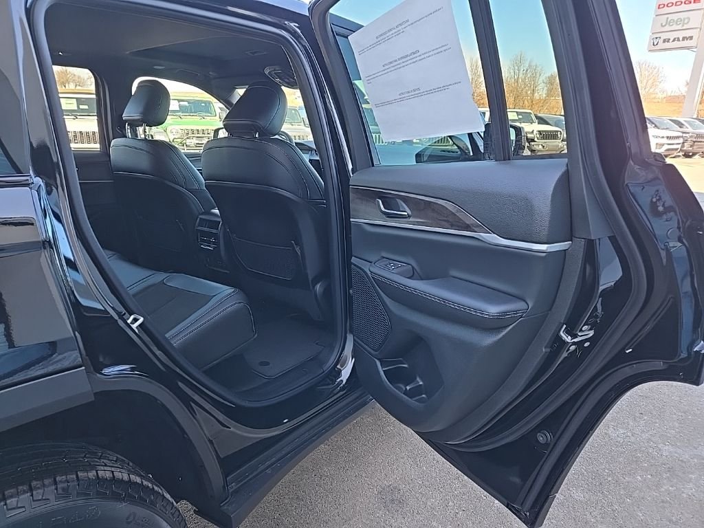 New 2026 Diamond Black Crystal Pearl-Coat Exterior Paint Jeep Altitude image 81