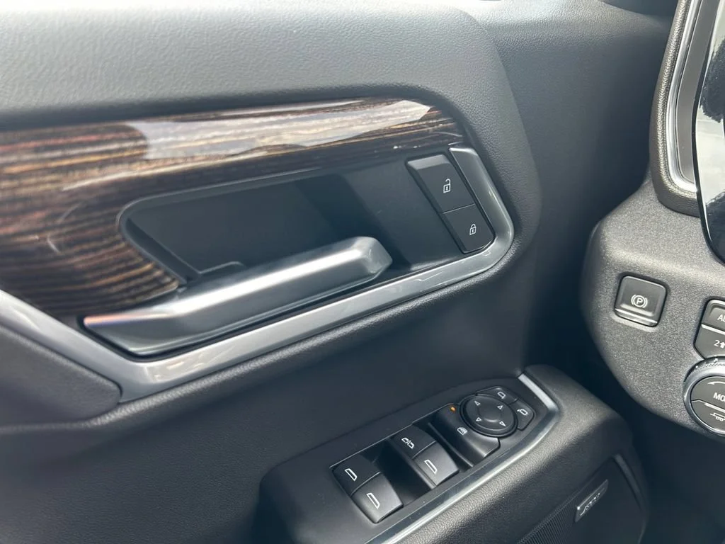 New 2026 Onyx Black GMC Elevation image 28