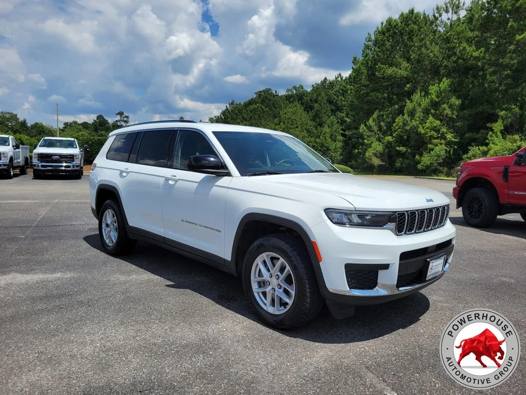 Used 2023 White Jeep Laredo image 8