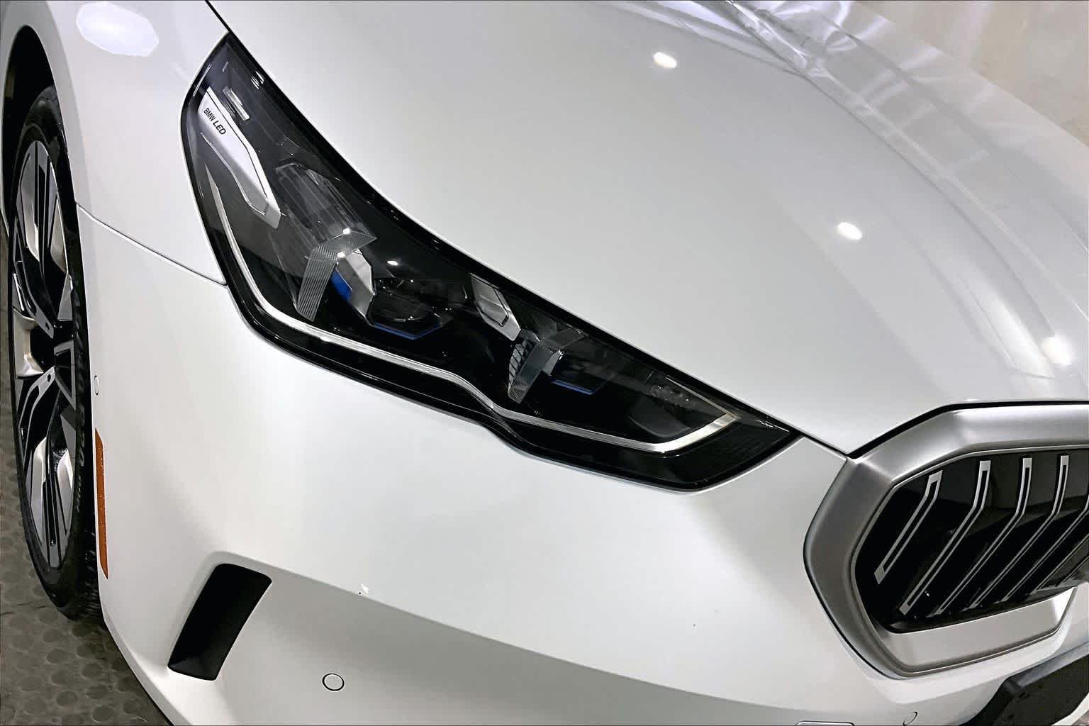 Used 2026 Mineral White Metallic BMW 530i xDrive image 26